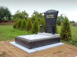 Urnový pomník, žula Nero Impala (tmavý kámen), žula Padang Crystal (světlý kámen)