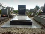 Urnový pomník, žula Padang Crystal (světlý kámen), žula Padang Dark (tmavý kámen)